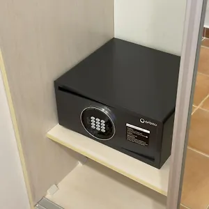 לבקר במלון